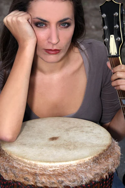 Woman with a bongo and guitar — Stock Photo, Image