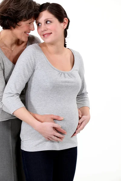 Proud mother stood with pregnant daughter — Stock Photo, Image