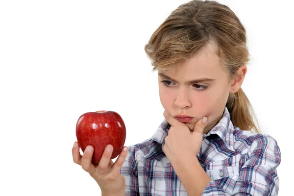 Маленькая девочка держит яблоко — стоковое фото