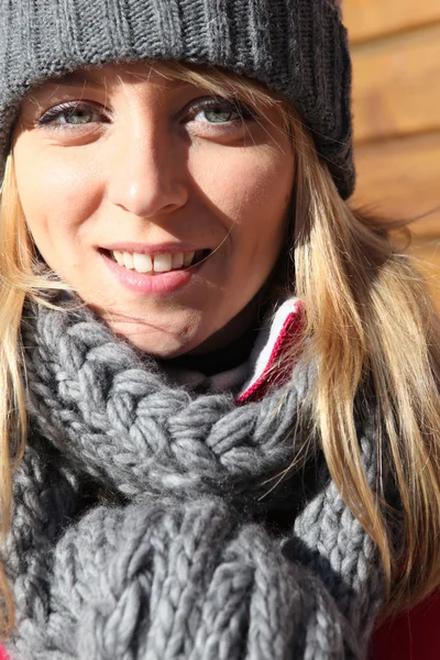 Porträtt av ung kvinna på ski resort — Stockfoto