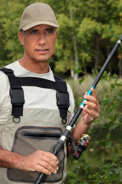 Homme avec canne à pêche — Photo