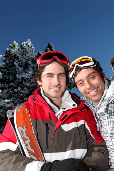 Zwei Männer kurz vor dem Skifahren — Stockfoto