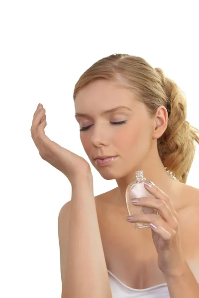Mulher a cheirar um perfume — Fotografia de Stock