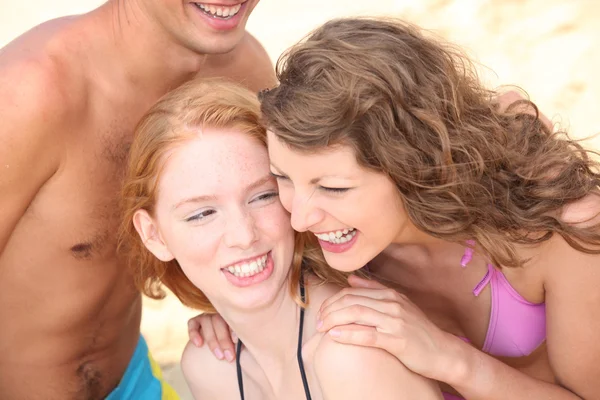 Drie jeugdvrienden op het strand — Stockfoto