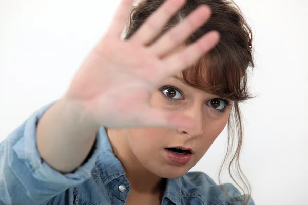 Vrouw verbergt haar gezicht met haar hand — Stockfoto