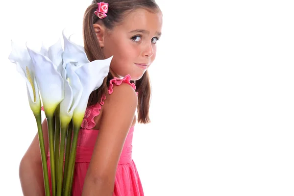 Lilla flickan gömmer sig blommor bakom hennes rygg — Stockfoto