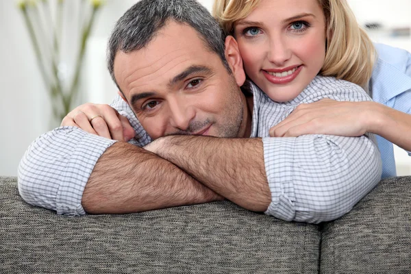 Paar lehnt auf einem Sofa — Stockfoto