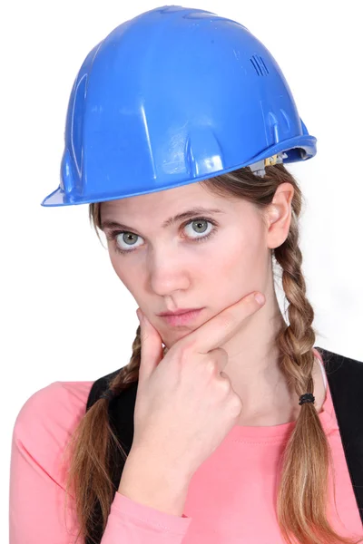 Een peinzende vrouwelijke bouwvakker. — Stockfoto
