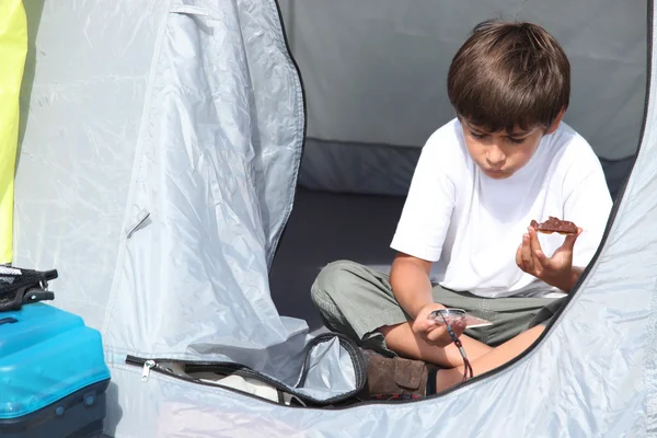 Kind in tent — Stockfoto