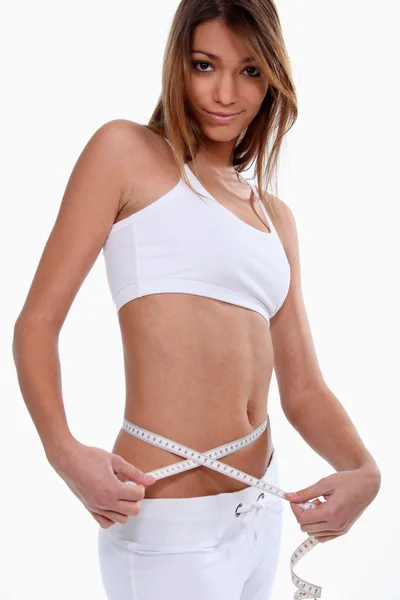 Mujer midiendo su cintura con una cinta métrica — Foto de Stock