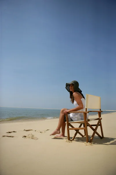 Morena sola en una playa — Foto de Stock