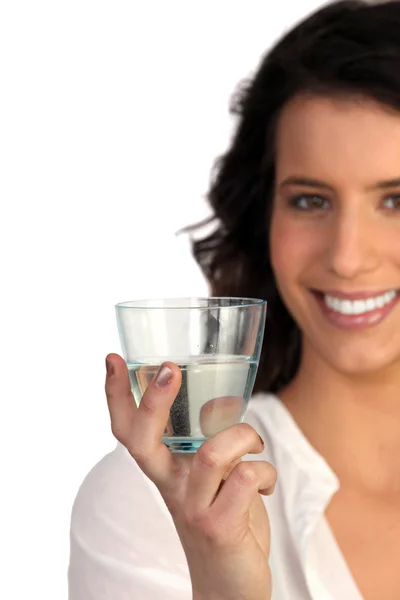 女性の水のガラスの表示 — ストック写真