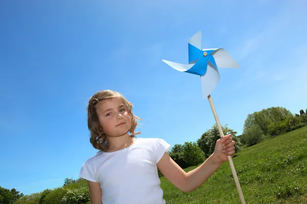 Küçük bir kız ile oyuncak Rüzgar değirmeni durdu — Stok fotoğraf