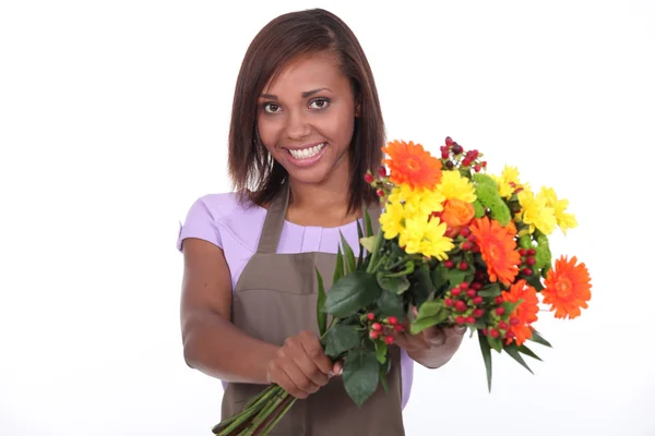 Jonge zwarte vrouwelijke bloemist nemen een boeket bloemen — Stockfoto