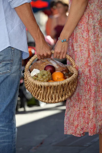 Couple shopping at local market — Stock Photo, Image