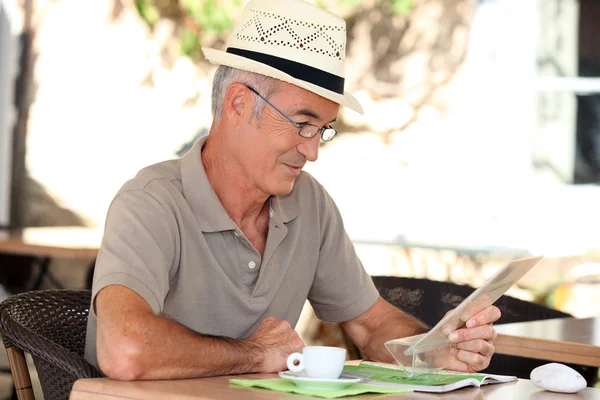 Osoby w podeszłym wieku człowiek pije kawę — Zdjęcie stockowe