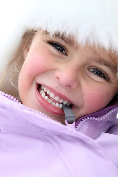 Μικρό κορίτσι που στάθηκε σε εξωτερικούς χώρους στο χειμερινό ιματισμό — Φωτογραφία Αρχείου