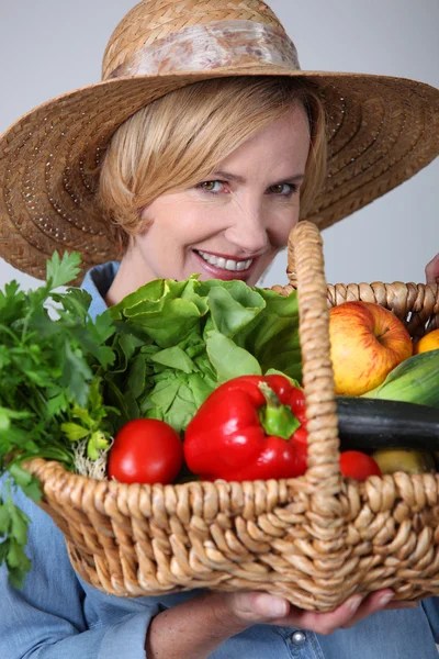Woman with basket of vegetables — Stock Photo, Image
