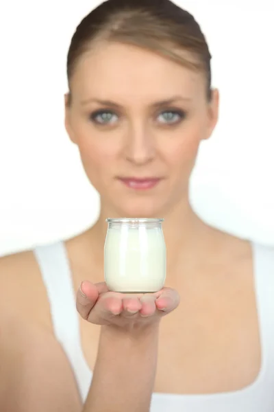 Mujer sosteniendo un yogur — Foto de Stock