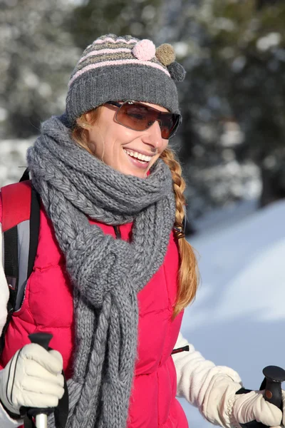 Νεαρή γυναίκα για σκι διακοπές — Φωτογραφία Αρχείου