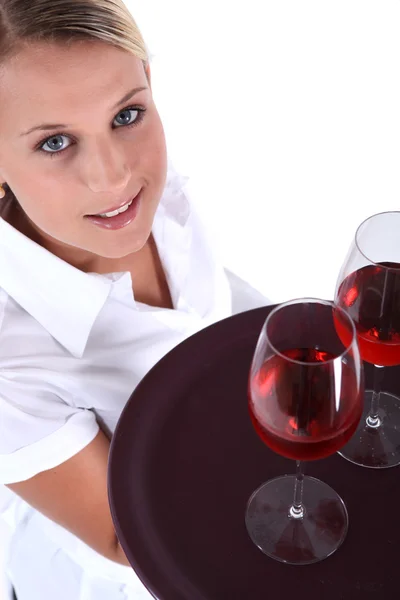 Garçonete servindo dois copos de vinho — Fotografia de Stock