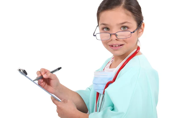 Porträt eines kleinen Mädchens als Krankenschwester verkleidet — Stockfoto