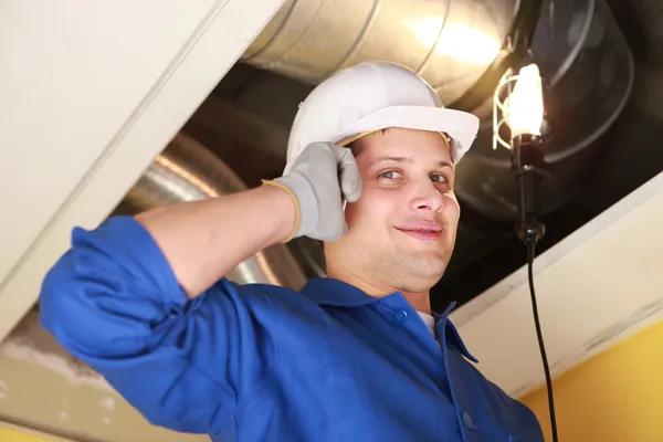Manuella arbetare inspektera luftkonditioneringssystem — Stockfoto