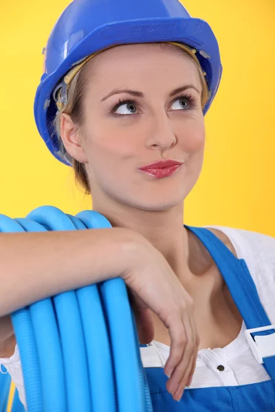 Imagem horizontal de uma mulher com tubo de rolo — Fotografia de Stock