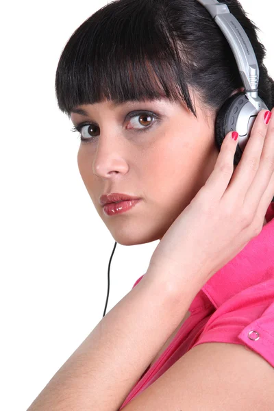 Profil strzał brunetka noszenie słuchawek — Zdjęcie stockowe