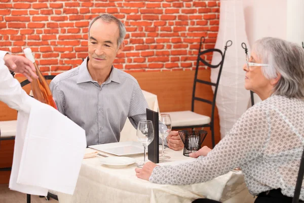 Äldre par att ha en romantisk måltid — Stockfoto