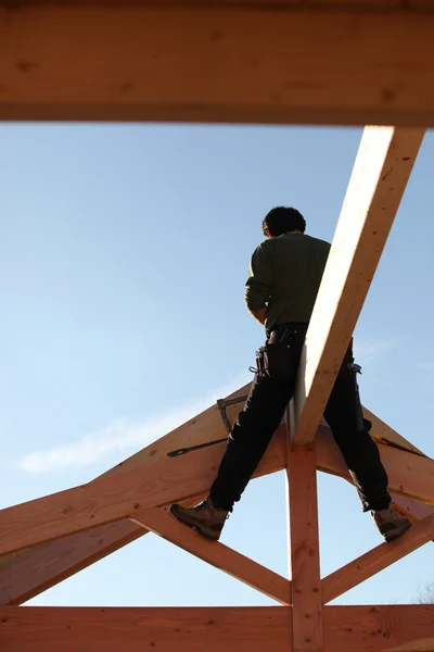 Builder sitter på en balk — Stockfoto
