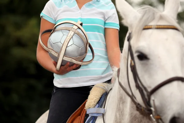 Жінка грає в конячий м'яч — стокове фото
