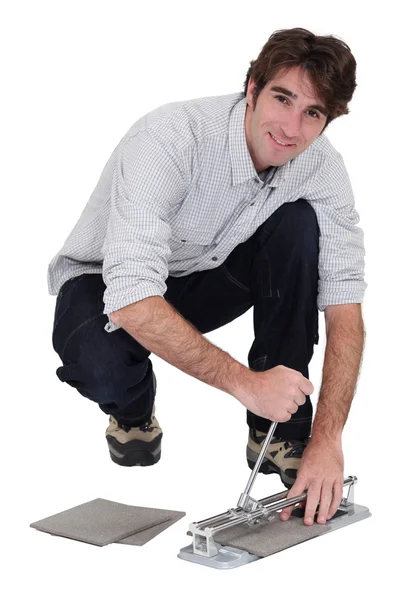 Muž řezání dlaždic — Stock fotografie