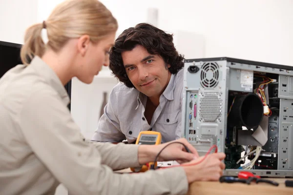 Mulher consertando um computador — Fotografia de Stock