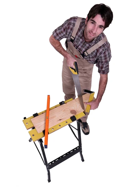 Uomo segare legno — Foto Stock
