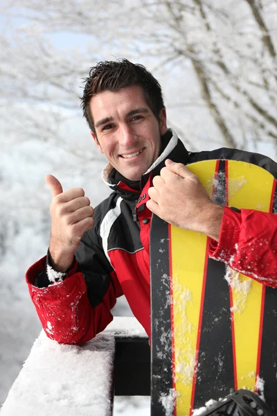 Mutlu bir adam snowboarding bir ara konuşurken — Stok fotoğraf