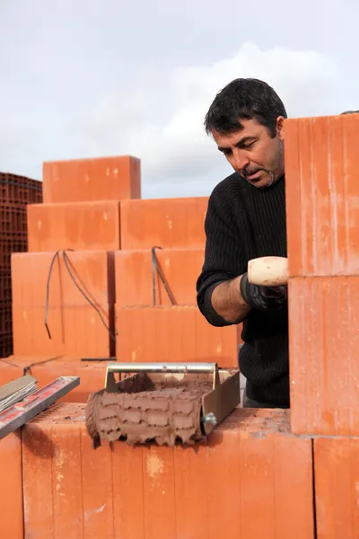 A bricklayer busy at work — Stock Photo, Image
