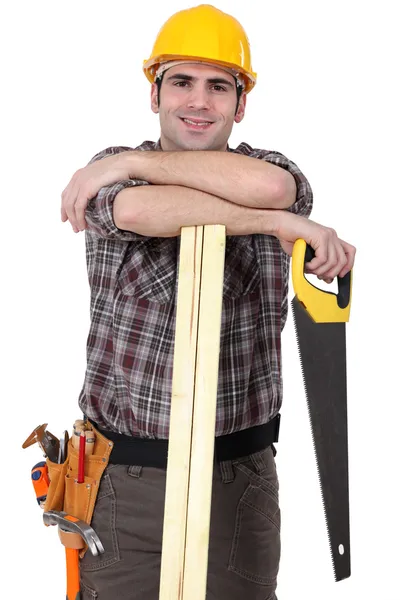 Carpintero con listones de madera y sierra —  Fotos de Stock