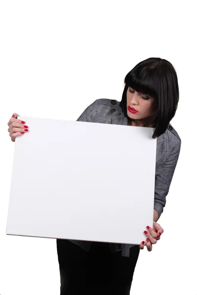 Mujer joven sosteniendo un cartel en blanco —  Fotos de Stock