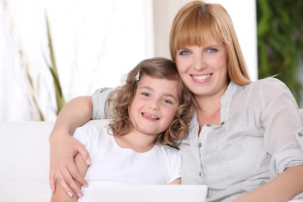 Мать с дочерью и компьютером — стоковое фото
