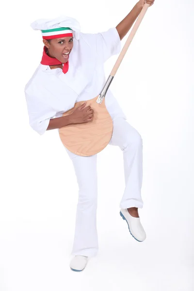 Pizza chef tocando sua casca como uma guitarra — Fotografia de Stock