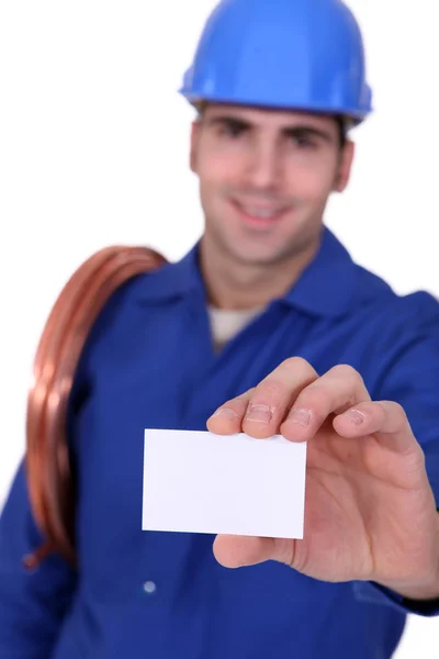 Loodgieter met een businesscard — Stockfoto