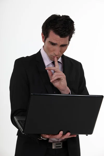 Empresário de pé com computador portátil — Fotografia de Stock