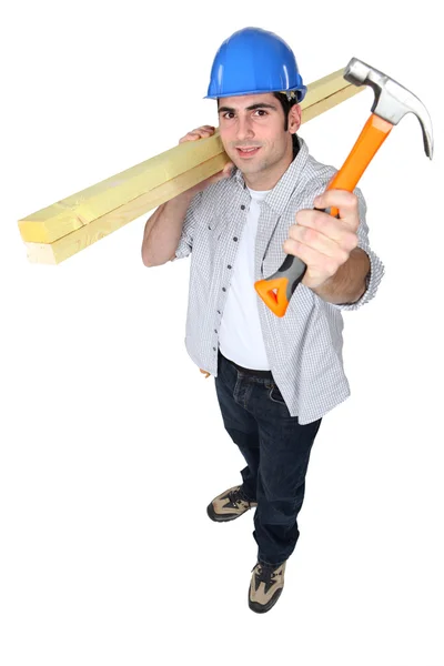 Homem que segura martelo e tábuas de madeira — Fotografia de Stock