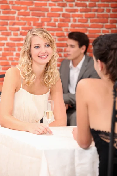 Women dining in a restaurant — Stock Photo, Image