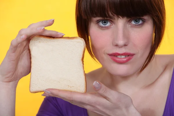 Kadın beyaz ekmek ile — Stok fotoğraf