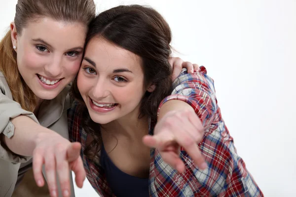 Duas meninas felizes apontando para a câmera — Fotografia de Stock