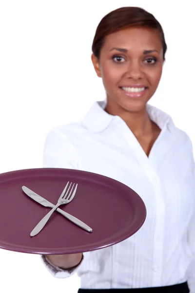 Σερβιτόρα κρατώντας ένα πιάτο με μαχαίρι και πιρούνι — Φωτογραφία Αρχείου