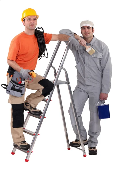 Maler und Elektriker stand an der Leiter — Stockfoto