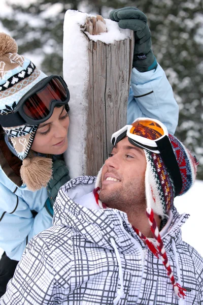 夫妇在滑雪之旅 — 图库照片